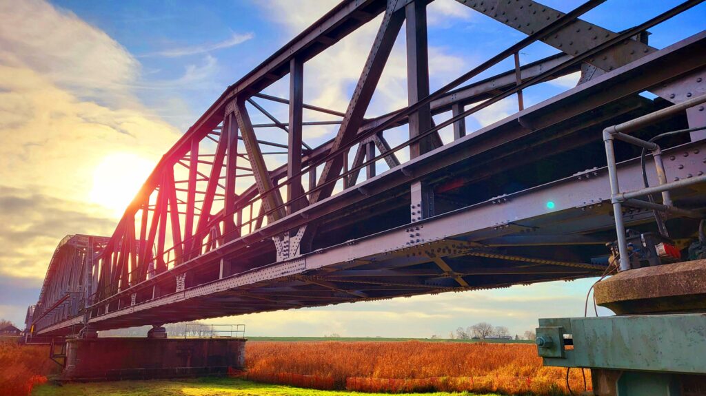 Eiderbrücke im Sonnenuntergang